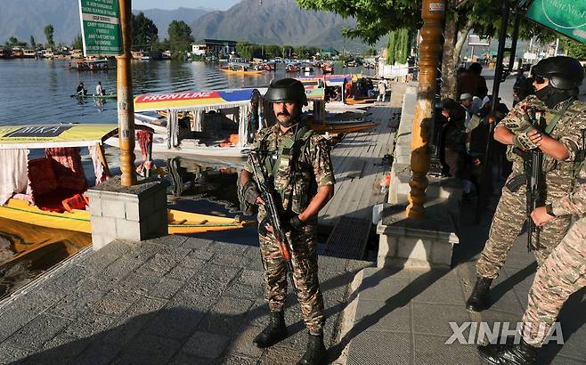 카슈미르서 경계근무 중인 인도군 병력 지난 25일(현지시간) 인도 북부 인도령 카슈미르 스리나가르에서 인도군 병력이 경계근무를 서고 있다. 2025.04.26
[신화 연합뉴스 자료사진. 재판매 및 DB 금지]