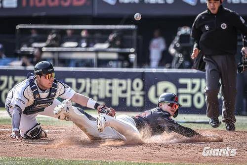 26일 두산 전에서 홈으로 쇄도하는 롯데 윤동희(가운데) [롯데 자이언츠 제공. 재판매 및 DB 금지]