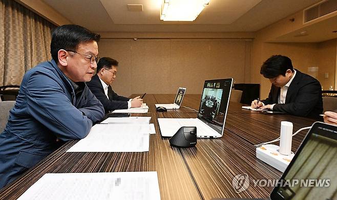 최상목 부총리, 미국-한국간 기재부 1급 간부 화상회의 (서울=연합뉴스) 최상목 경제부총리 겸 기획재정부 장관이 24일(현지시간) 미국 워싱턴 DC에서 미국-한국간 기재부 1급 간부 화상회의를 주재하고 있다. 2025.4.25 [기획재정부 제공. 재판매 및 DB 금지] photo@yna.co.kr