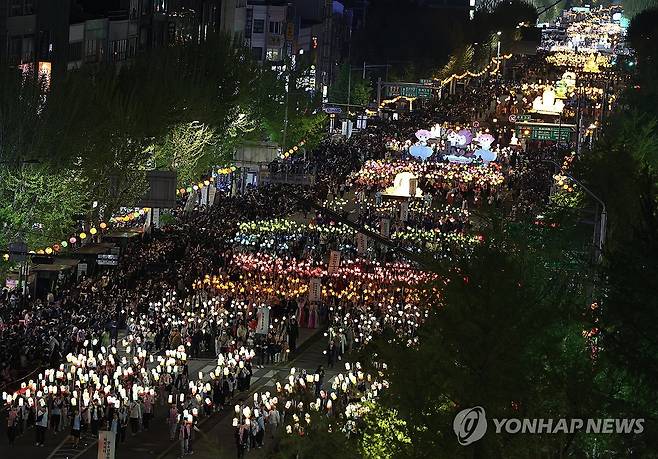 종로 지나는 연등행렬 (서울=연합뉴스) 서명곤 기자 = 불기 2569년(2025년) 부처님오신날(5월 5일)을 앞두고 26일 연등 행렬이 흥인지문(동대문)을 출발해 종로를 지나 조계사로 향하고 있다. 2025.4.26 seephoto@yna.co.kr