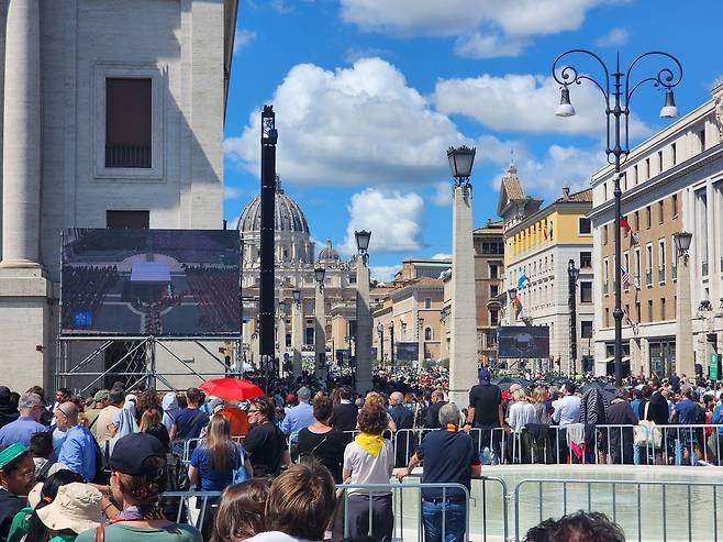 바티칸 성 베드로 광장과 주변 일대를 가득 메운 추모객들 (바티칸=연합뉴스) 신창용 특파원 = 26일(현지시간) 바티칸 성 베드로 광장에서 프란치스코 교황의 장례 미사가 열리고 있다. 2025.04.26 changyong@yna.co.kr