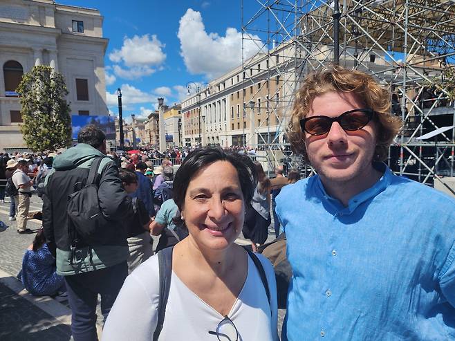 장례 미사 지켜본 에르네스토씨 (바티칸=연합뉴스) 신창용 특파원 = 26일(현지시간) 바티칸 성 베드로 광장에서 프란치스코 교황의 장례 미사가 열렸다. 장례 미사를 지켜본 에르네스토 씨(오른쪽)가 연합뉴스와 인터뷰 뒤 사진 촬영에 응하고 있다. 2025.04.26 changyong@yna.co.kr