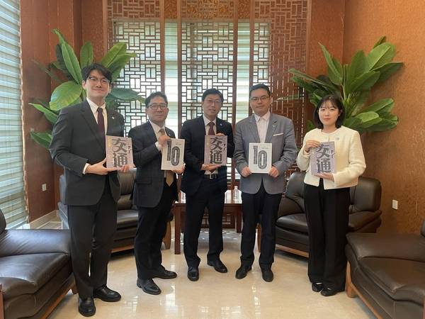 주한중국대사관이 25일 인천시 중국어 계간지 ‘인천지창’ 제작진을 초청해 ‘창간 10주년 기념 간담회’를 열었다. 임성훈(왼쪽 두번째) 인천지창 편집장과 탕량(오른쪽 두번째) 주한중국대사관 참사관 등이 간담회를 마치고 기념촬영을 했다. 2025.4.25 /인천시 제공