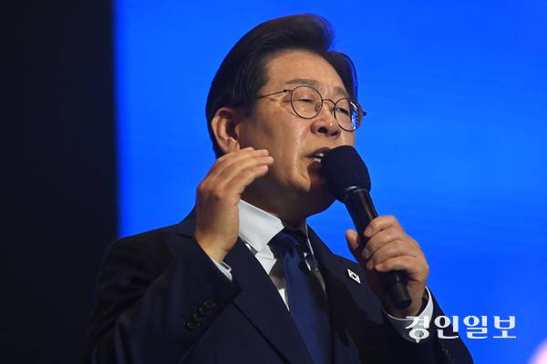 더불어민주당 대선 후보로 선출된 이재명 후보가 27일 경기 고양시 킨텍스에서 열린 ‘제21대 대통령선거 후보자 선출을 위한 수도권·강원·제주 경선 및 최종 후보자 선출 대회’에서 수락연설을 하고 있다. 2025.4.27 /최은성기자 ces7198@kyeongin.com