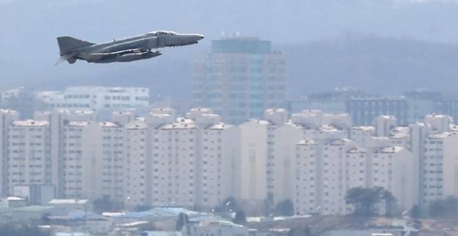 ▲ 수원 도심 일대에 공군 전투기가 비행하는 모습. /인천일보DB