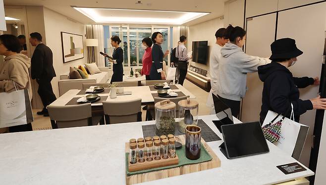 ▲ 25일 인천 용현·학익 1블록 도시개발구역 공동 4블록에 조성되는 '시티오씨엘 7단지' 모델하우스를 찾은 시민들이 내부를 둘러보고 있다. /이재민 기자 leejm@incheonilbo.com