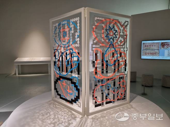 이화영 작가의 작품 '한HAN글文'. 이준도기자