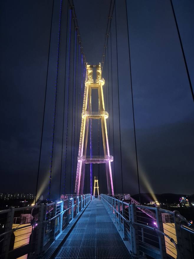 5월1일 공식 개통되는 515m 길이의 여주 남한강 출렁다리 야경. 사진=김규철기자