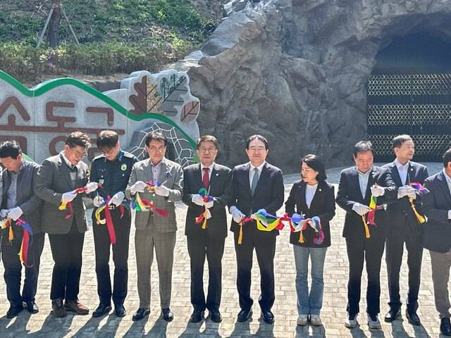 ▲ '숲속동굴 체험파크'개장식에 참석한 황규철 군수(오른쪽 다섯번째)와 내빈들이 축하 행사를 하고있다.