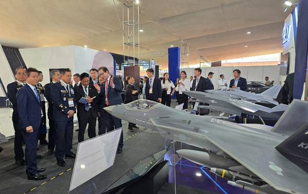 지난 24~27일 페루 리마 육군본부에서 열린 'SITDEF 2025'에서 강구영(앞줄 왼쪽부터 4번째) KAI 사장이 부스를 방문한 참여국 관계자에게 전시 기종을 설명하고 있다. / KAI