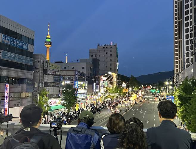 부처님오신날을 앞두고 27일 대구도심에서 열린 ‘형형색색 달구벌 관등놀이‘를 시민들이 구경하고 있다. /황인무기자