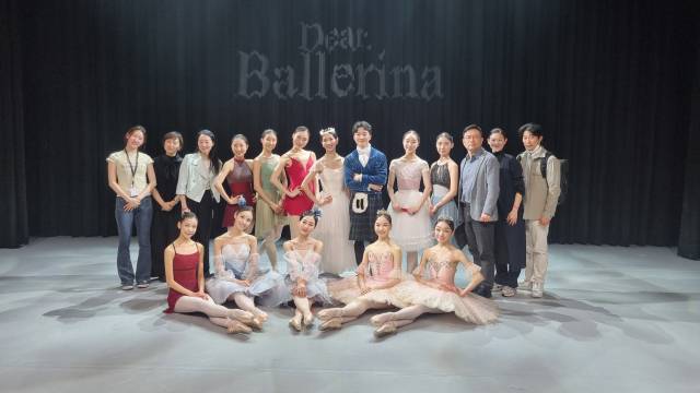 지난 25일 오후 5시 백양문화예술회관에서 초연한 2025 발레시즌 부산오페라하우스 발레단의 창작 발레 ‘디어 발레리나’ 공연을 끝낸 뒤 제작진과 출연진이 기념 사진을 찍었다. 클래식부산 제공