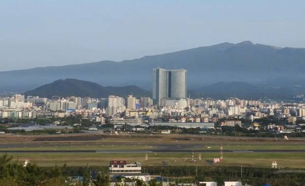 제주 최고층 빌딩 드림타워가 우뚝 솟아오른 제주시 전경.