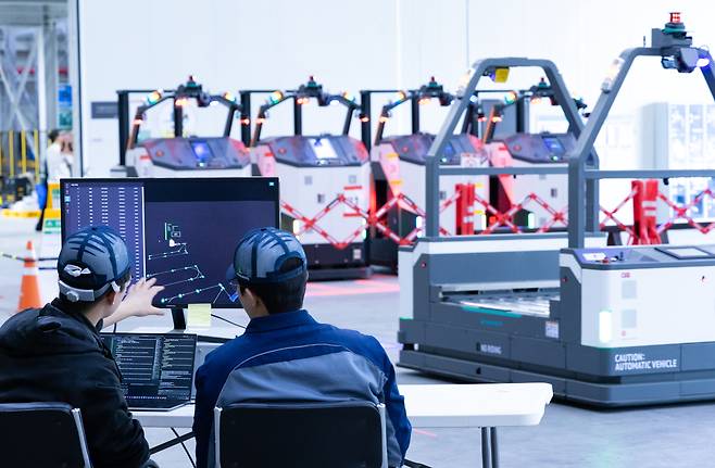 현대무벡스 청라R&D센터에서 연구원들이 AGV(자율주행 운송 로봇)을 테스트 중이다./사진=현대무벡스