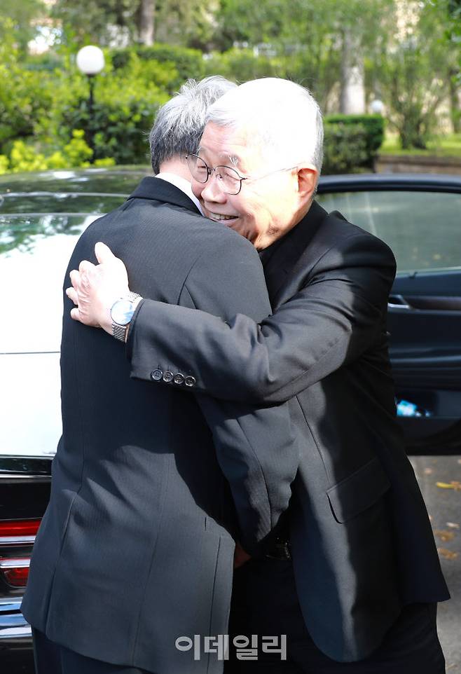 유인촌 문화체육관광부 장관이 지난 26일(현지시간) 프란치스코 교황의 장례미사를 마치고 바티칸 교황청에서 유흥식 추기경을 만나 인사를 나누고 있다. (사진=문체부)