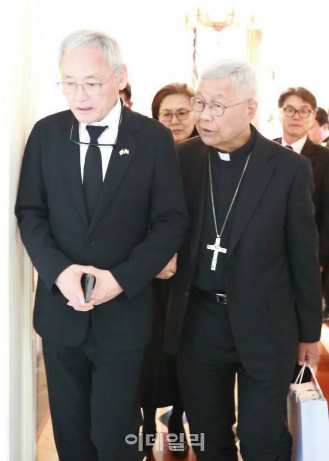 유인촌 문화체육관광부 장관이 지난 26일(현지시간) 프란치스코 교황의 장례미사를 마치고 바티칸 교황청에서 유흥식 추기경을 만나 이야기를 나누고 있다. (사진=문체부)