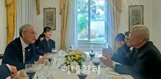 유인촌 문화체육관광부 장관이 지난 26일(현지시간) 프란치스코 교황의 장례미사를 마치고 바티칸 교황청에서 유흥식 추기경과 면담을 하고 있다. (사진=문체부)