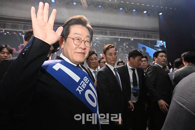 이재명 더불어민주당 대선 경선후보가 지난 26일 오후 광주 서구 김대중컨벤션센터에서 열린 더불어민주당 21대 대통령선거 후보자 선출을 위한 호남권 합동연설회 종료 직후 지지자들을 향해 손을 흔들고 있다. 이 후보는 이날 마무리된 호남권 경선 결과 88.69%로 압승했다. (사진=뉴시스)