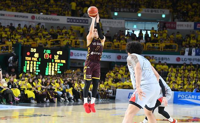 26일 울산 현대모비스와 경기에서 3점슛을 시도하는 창원 LG 유기상