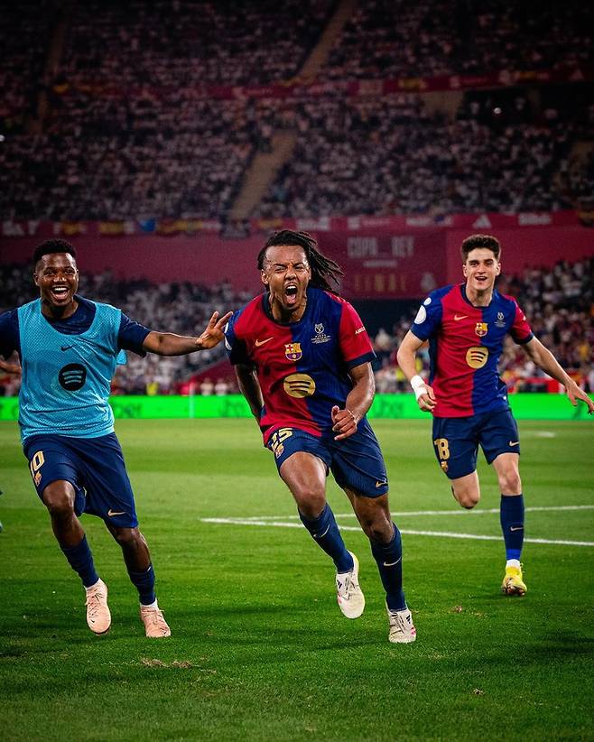 27일 레알 마드리드와 코파 델 레이 결승전 후반 추가시간 골을 터뜨린 뒤 포효하는 FC바르셀로나의 쥘 쿤데