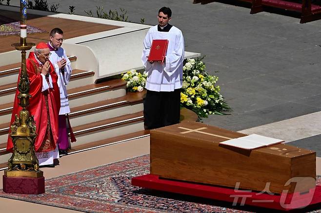 이탈리아 추기경 조반니 바티스타 레 이탈리아 추기경이 26일 오후(현지시간) 바티칸 성 베드로 광장에서 프란치스코 교황의 장례 미사를 집전하고 있다. ⓒ AFP=뉴스1