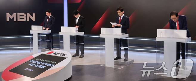 26일 서울 중구 매경미디어센터에서 열린 국민의힘 대통령 선거 제2차 경선 후보자 토론회에서 후보들이 토론에 앞서 자료를 살펴보고 있다. 왼쪽부터 안철수, 한동훈, 김문수, 홍준표 후보. 2025.4.26/뉴스1 ⓒ News1 국회사진취재단