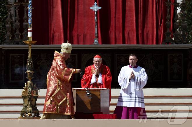 이탈리아 추기경 조반니 바티스타 레 이탈리아 추기경이 26일 오후(현지시간) 바티칸 성 베드로 광장에서 프란치스코 교황의 장례 미사를 집전하고 있다 ⓒ 로이터=뉴스1