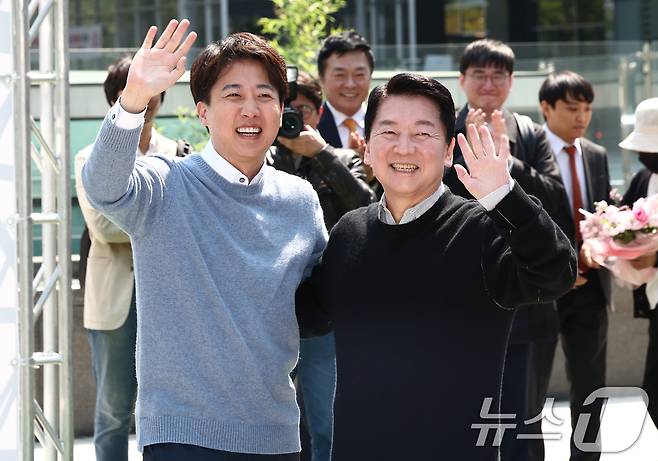 안철수 국민의힘 대선 경선 후보와 이준석 개혁신당 대선 후보가 25일 경기 성남시 판교역 인근 광장에서 열린 '미래를 여는 단비토크, Ai 기술패권시대 대한민국 미래를 말하다'에서 시민들을 향해 인사하고 있다. 2025.4.25/뉴스1 ⓒ News1 김민지 기자