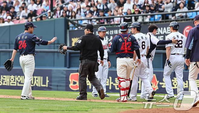 27일 서울 송파구 잠실야구장에서 열린 프로야구 '2025 신한 SOL 뱅크 KBO리그' 롯데 자이언츠와 두산 베어스의 경기, 6회말 2사 2루 상황에서 롯데 투수 김상수가 자신의 투구에 맞은 두산 김재환에게 사과하고 있다. 2025.4.27/뉴스1 ⓒ News1 김도우 기자