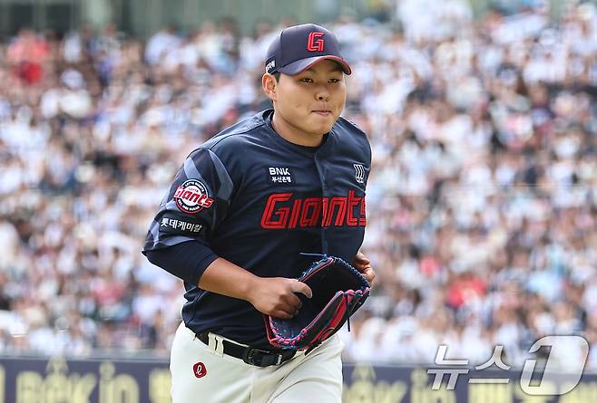 27일 서울 송파구 잠실야구장에서 열린 프로야구 '2025 신한 SOL 뱅크 KBO리그' 롯데 자이언츠와 두산 베어스의 경기, 4회말 1사 1,2루 상황에서 롯데 선발투수 박진이 교체되며 더그아웃으로 향하고 있다. 2025.4.27/뉴스1 ⓒ News1 김도우 기자