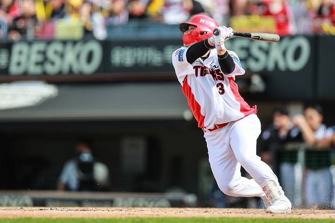 KIA 타이거즈 김선빈이 27일 열린 KBO리그 광주 LG 트윈스전에서 7회말 결승타를 때려 팀의 3-2 승리를 이끌었다. (KIA 타이거즈 제공)