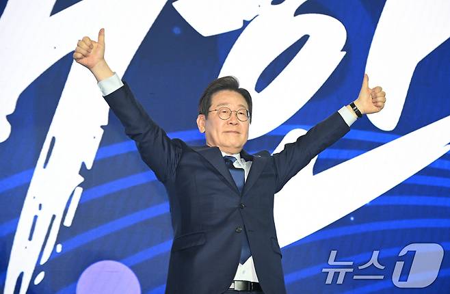 이재명 더불어민주당 경선 후보가 27일 오후 경기 고양시 킨텍스에서 열린 더불어민주당 제21대 대통령선거 후보자 선출을 위한 수도권·강원·제주 합동연설을 마치고 기념촬영을 하고 있다. 2025.04.27 ⓒ News1 안은나 기자