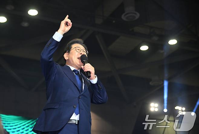 21대 대선 더불어민주당 후보로 선출된 이재명 후보가 27일 경기 고양시 킨텍스에서 열린 수도권·강원·제주 합동연설회에서 수락 연설을 하고 있다.(공동취재) 2025.4.27/뉴스1 ⓒ News1 안은나 기자