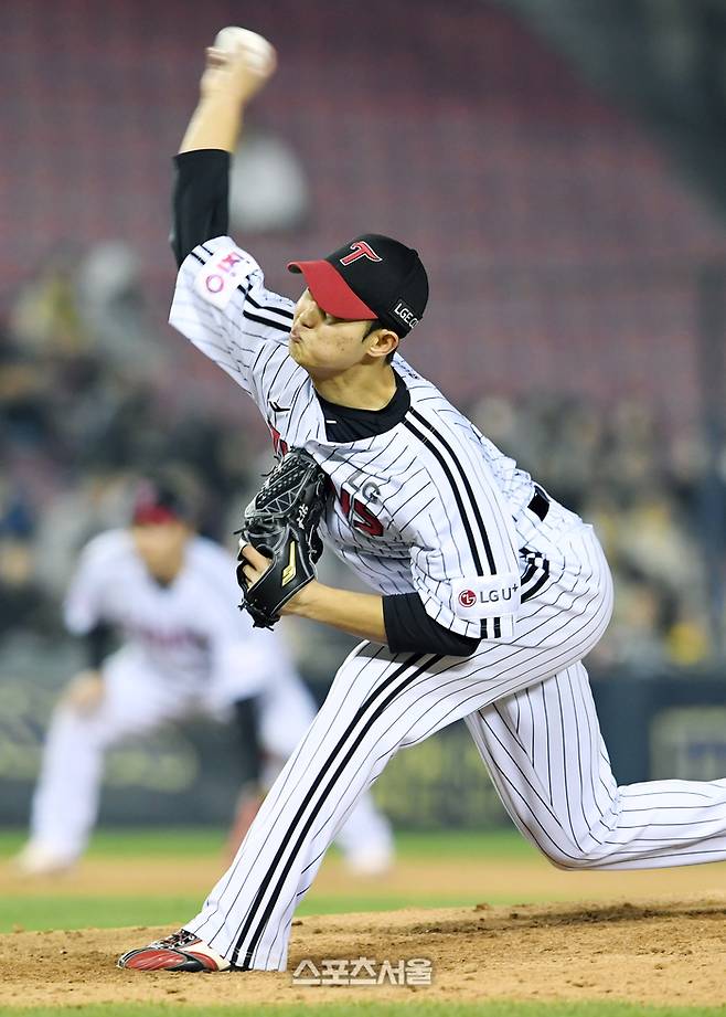 LG 김영우가 24일 잠실구장에서 열린 2025 KBO리그 NC와 경기 9회초 등판해 힘차게 공을 던지고 있다. 잠실 | 박진업 기자 upandup@sportsseoul.com
