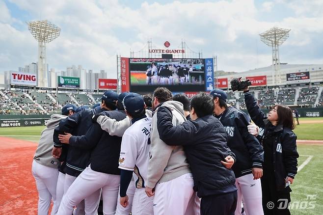 NC 선수들이 13일 사직구장에서 열린 2025 KBO리그 롯데전에 앞서 파이팅을 외치고 있다. 사진 | NC 다이노스