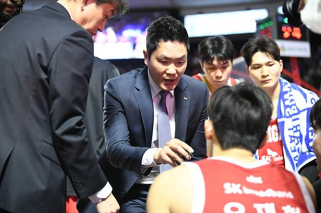 서울 SK 전희철 감독은 27일 수원 KT전을 앞두고 “초반부터 밀어 붙이겠다”고 강조했다. 사진 | KBL