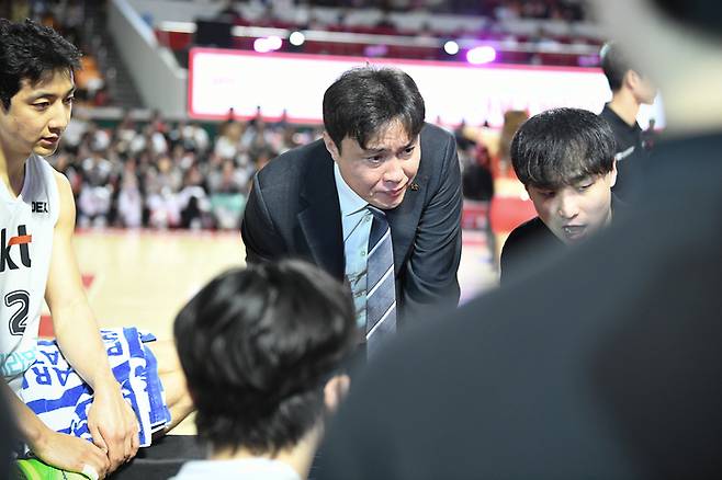 KT 송영진 감독은 27일 수원 SK전 ‘워니 집중 봉쇄’ 카드를 꺼냈다. 사진 | KBL