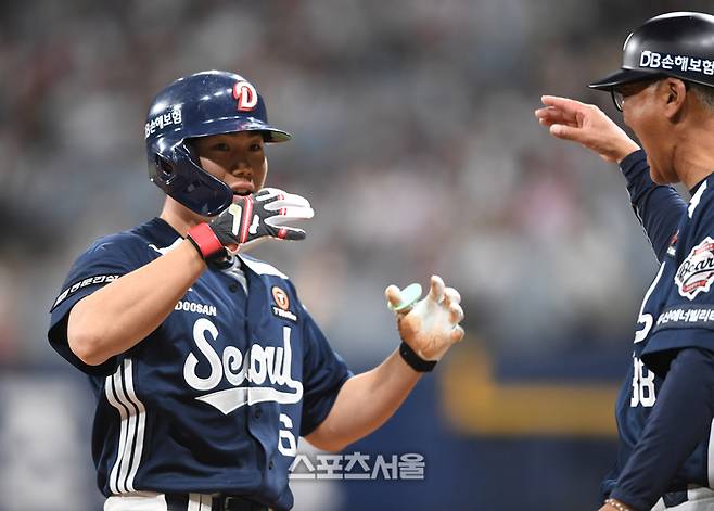 두산 오명진이 23일 고척스카이돔에서 열린 2025 KBO리그 키움과 경기 5회초 2사 1-3루 상황에서 키움 투수 원종현을 상대로 2타점 3루타를 친 뒤 세리머니를 하고 있다. 고척 | 박진업 기자 upandup@sportsseoul.com