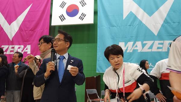 27일 인천광역시 부평남부체육센터에서 제7회 인천시부평구협회장기 배드민턴 대회가 열린 가운데 인천시부평구을 국회의원 박선원 더불어민주당 의원이 경품 추천을 하고 있는 모습. 사진┃STN DB