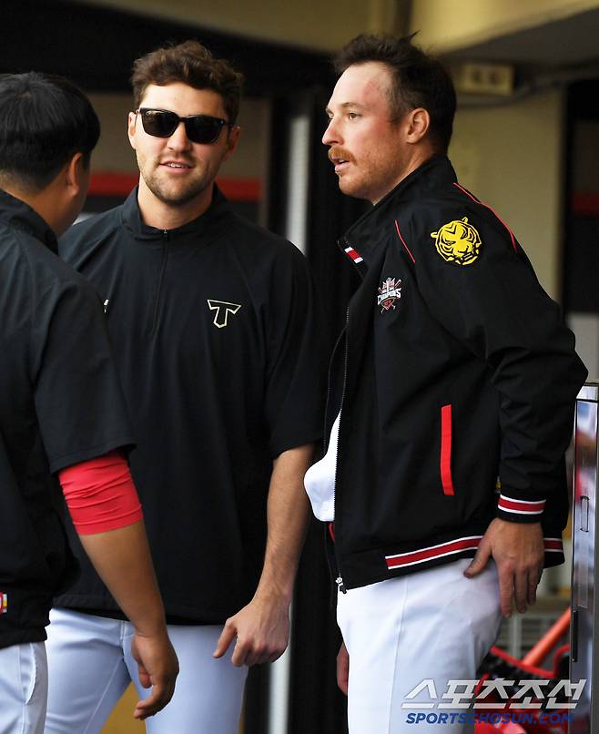 26일 광주 기아챔피언스필드에서 열린 KIA 타이거즈와 LG 트윈스의 경기. 올러가 네일에게 다가가 대화를 나누고 있다. 광주=박재만 기자 pjm@sportschosun.com/2025.04.26/