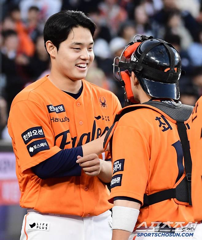 26일 대전 한화생명볼파크에서 열린 한화와 KT의 경기. 8회 이닝 종료 후 최재훈 포수와 대화를 나누는 문동주. 대전=송정헌 기자songs@sportschosun.com/2025.04.26/