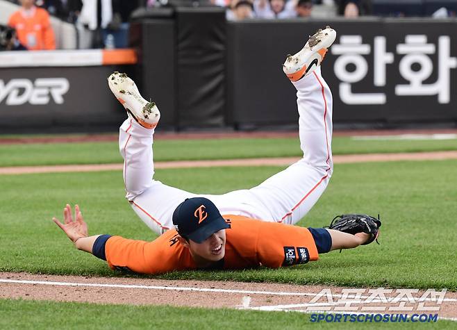"제가 유격수 출신 입니다" 멋지게 내야땅볼을 아웃 시키는 문동주.