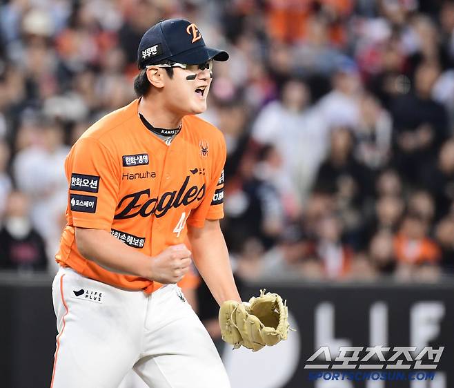 승리가 확정되자 환호하는 한화 김서현.