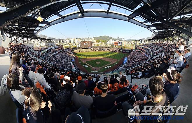 올 시즌 10번째 매진을 기록한 한화생명 볼파크.