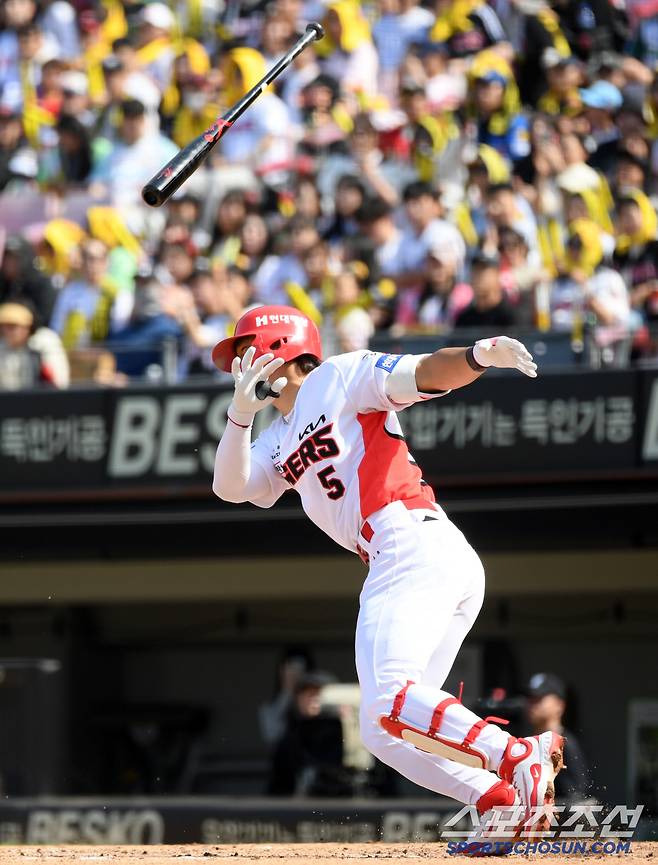 타이거즈 레전드 이순철 해설위원도 감탄한 괴물 같은 타자 김도영은 밀어쳐 우측 담장을 넘겼다.