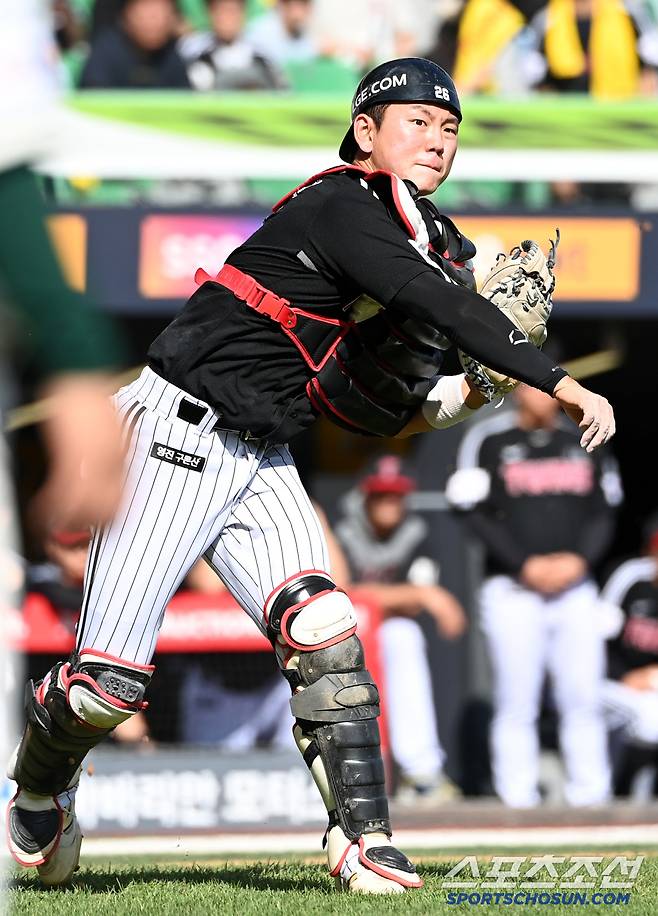 20일 인천SSG랜더스필드에서 열린 SSG와 LG의 경기, 5회말  SSG 석정우의 스트라이크 아웃 낫아웃때 1루로 공을 뿌리는 LG 포수 이주헌. 인천=허상욱 기자wook@sportschosun.com/2025.04.20/