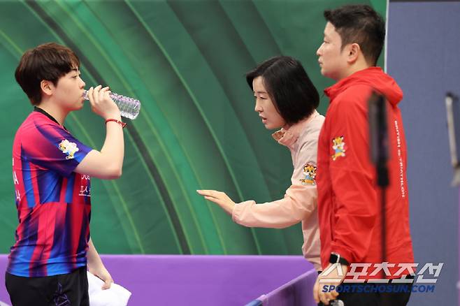 전혜경 포스코인터내셔널 감독이 유한나에게 작전 지시를 하고 있다. 사진제공=대한탁구협회