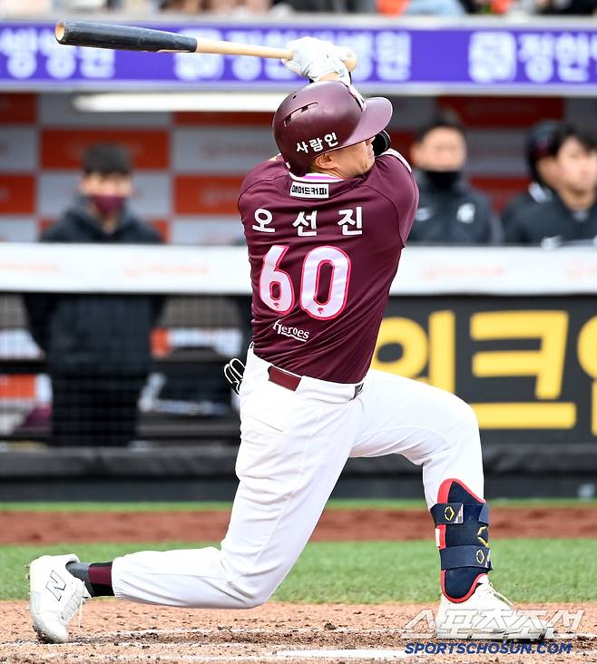 13일 대전 한화생명볼파크에서 열린 키움과 한화의 경기, 8회초 키움 오선진이 타격을 하고 있다. 대전=허상욱 기자wook@sportschosun.com/2025.04.13/