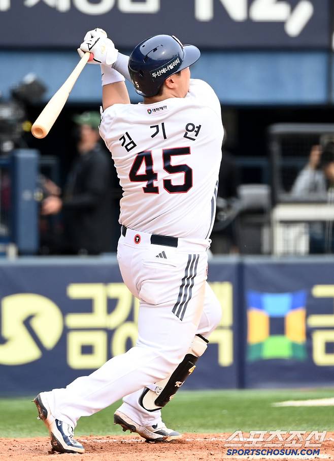 27일 잠실야구장에서 열린 롯데와 두산의 경기, 5회말 1사 만루 두산 김기연이 1타점 희생플라이를 치고 있다. 잠실=허상욱 기자wook@sportschosun.com/2025.04.27/