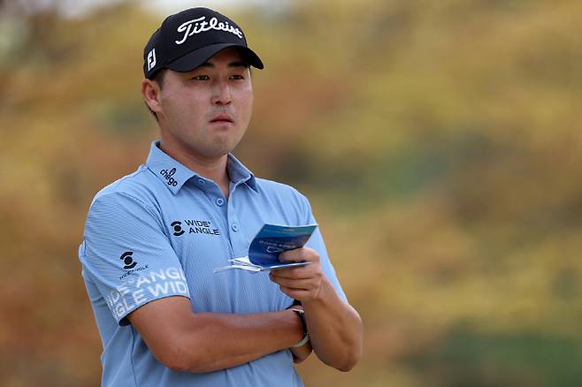 4번홀 페어웨이 공략지점을 바라보는 이태훈